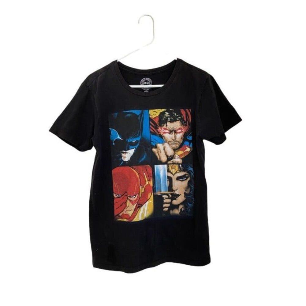 DC Marvel T-shirt (Medium)